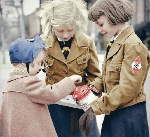 Dziewczynki z Bund Deutscher Mädel zbierają datki do puszek