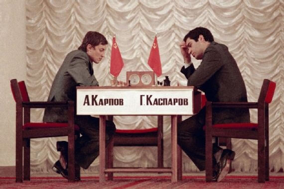 Anatolij Karpow, po lewej, schudł tak bardzo podczas Mistrzostw Świata w Szachach w 1984 roku, że turniej został ostatecznie odwołany.
