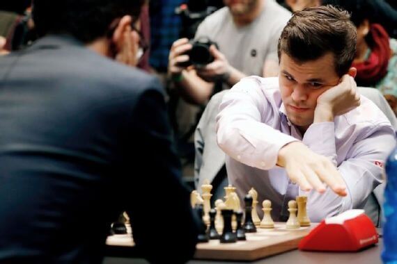 Żaden arcymistrz nie trenował swojego ciała do gry w szachy tak sumiennie jak Norweg Magnus Carlsen. Odkrył nawet optymalny sposób siedzenia podczas zawodów.
