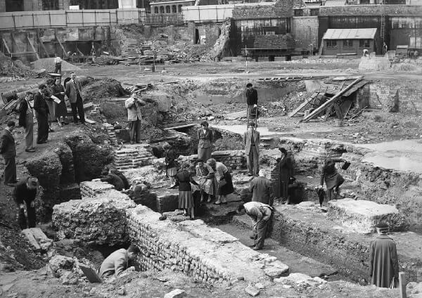 Zwiedzający miejsce wykopalisk Mitreum w Londynie, 1954 r.