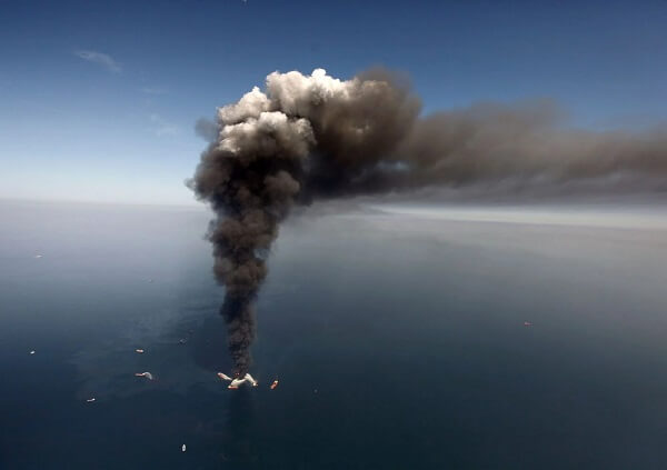 Ogromna chmura dymu unosi się z platformy wiertniczej BP Deepwater Horizon po eksplozji w 2010 roku.