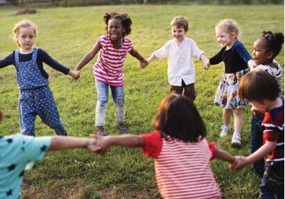 Kiedy dziecko z historią bezpiecznego przywiązania trafia do przedszkola, wnosi ze sobą przekonanie, że relacje są wartościowe, wewnętrzne poczucie bycia kompetentnym partnerem, zdolność do eksploracji i odkrywania oraz umiejętność samoregulacji wykształconą w relacjach z opiekunami.