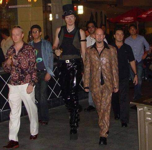 Mystery w butach na platformach