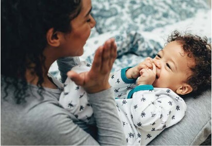 W badaniu wielokrotnie bezpośrednio oceniano jakość relacji rodzic–dziecko, ze szczególnym uwzględnieniem wrażliwej reaktywności rodziców na zmieniające się potrzeby rozwijającego się dziecka oraz jakości podstawowych więzi przywiązania.